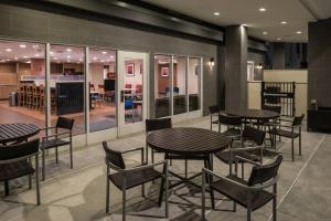 チノヒルズにあるTownePlace Suites by Marriott Ontario Chino Hillsのレストランのテーブルと椅子