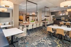 a dining room with tables and chairs in a restaurant at Residence Inn Seattle East/Redmond in Redmond