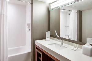 Koupelna v ubytování Courtyard by Marriott Minneapolis West