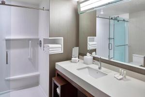 Koupelna v ubytování Courtyard by Marriott Minneapolis West