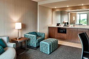 Posezení v ubytování Courtyard by Marriott Minneapolis West