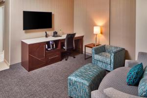 TV a/nebo společenská místnost v ubytování Courtyard by Marriott Minneapolis West