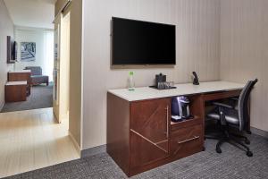 TV a/nebo společenská místnost v ubytování Courtyard by Marriott Minneapolis West