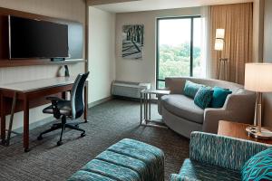 Posezení v ubytování Courtyard by Marriott Minneapolis West