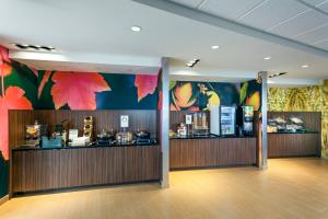 a restaurant with a bar in a room at Fairfield Inn & Suites by Marriott Tacoma DuPont in DuPont