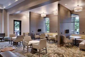 - une salle d'attente avec des tables et des chaises dans l'établissement Residence Inn by Marriott Idaho Falls, à Idaho Falls