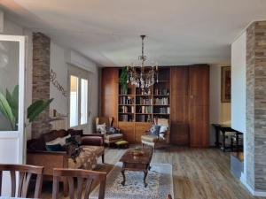 sala de estar con sofá y mesa en NEW Pascasio Suite: charming stays at the doors of Udine, en Pasian di Prato