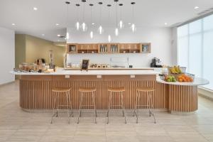 uma cozinha com um balcão com bancos de bar em Element Edmonton West em Edmonton