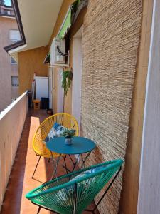 d'une petite table et de deux chaises sur un balcon. dans l'établissement NEW Pascasio Suite: charming stays at the doors of Udine, à Pasian di Prato