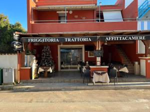 リド・マリーニにあるCasavacanza La Reginaの建物前のクリスマスツリーのあるレストラン