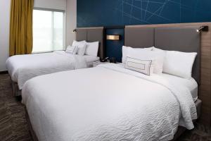 2 bedden in een hotelkamer met witte lakens bij SpringHill Suites by Marriott Elizabethtown in Elizabethtown
