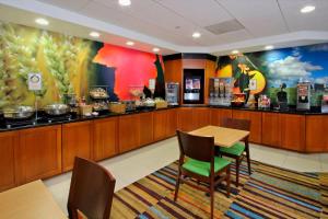 un restaurante con un bar con mesa y sillas en Fairfield Inn & Suites by Marriott Fairfield Napa Valley Area en Fairfield