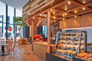 uma padaria com uma vitrine de produtos de pastelaria em Courtyard by Marriott Tokyo Station em Tóquio