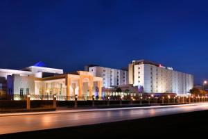 um edifício à noite com uma rua em frente em Riyadh Marriott Hotel em Riyadh