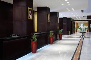 un pasillo con macetas en el vestíbulo del hotel en Riyadh Marriott Hotel, en Riad