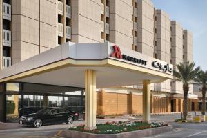 فندق ماريوت الرياض في الرياض: سيارة متوقفة أمام مبنى