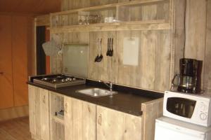 Kuchyň nebo kuchyňský kout v ubytování Camping de la Bonnette