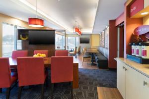 TownePlace Suites by Marriott Bossier City في بوسير سيتي: غرفة طعام مع طاولة وكراسي