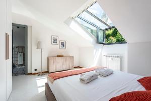 una camera con un letto e una grande finestra di Mansarda Romantica a Rapallo