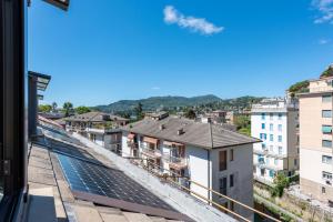 vista dal tetto di un edificio con pannelli solari di Mansarda Romantica a Rapallo