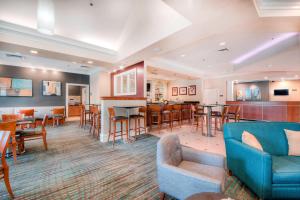 um átrio com um bar e algumas cadeiras e mesas em Residence Inn by Marriott Raleigh Crabtree Valley em Raleigh