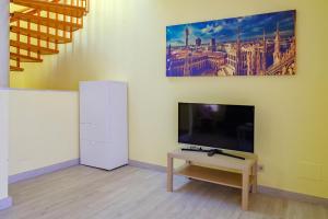 ein Wohnzimmer mit einem TV und einem Tisch in der Unterkunft Casa del sol 2 bedrooms in Morro del Jable