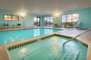 ein Pool mit blauem Wasser in einem Gebäude in der Unterkunft Springhill Suites by Marriott Vernal in Vernal