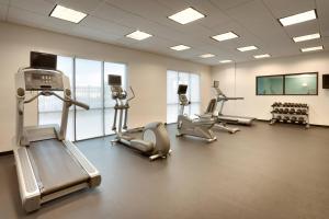 un gimnasio con equipo cardiovascular en una habitación con ventanas en Springhill Suites by Marriott Vernal en Vernal