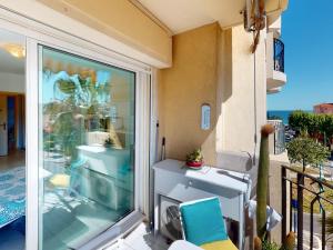 Balkón alebo terasa v ubytovaní Studio climatisé avec terrasse ensoleillée, proche plages et centre, Menton - FR-1-196-314