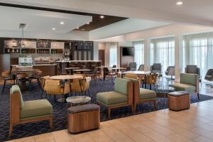 a restaurant with tables and chairs and a bar at Courtyard by Marriott Silver Spring North/White Oak in Silver Spring