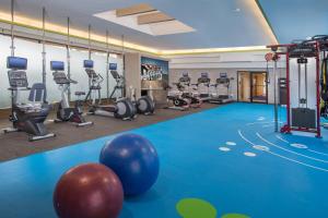 una sala de fitness con un gimnasio con máquinas de ejercicio en Courtyard by Marriott Silver Spring North/White Oak, en Silver Spring