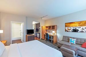 Dapur atau dapur kecil di TownePlace Suites by Marriott Tulsa North/Owasso