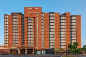 un gran edificio de ladrillo rojo con un cartel. en TownePlace Suites by Marriott Toronto Northeast/Markham, en Markham