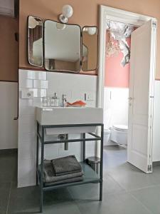 Imagine din galeria proprietății Casa Sebina - your design home on the lake - 3 bathrooms 3 bedrooms în Desenzano del Garda +62 fotografii