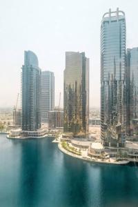 una vista aerea di una città con edifici alti di Window for Dubai a Dubai