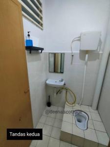 uma pequena casa de banho com lavatório e WC em Deena's Cottage Kulim Hitech Hospital Kulim, Three-bedrooms Single Storey Terrace House em Kulim
