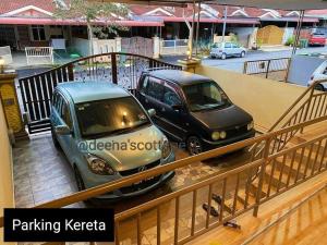 deux voitures garées l'une à côté de l'autre sur un balcon dans l'établissement Deena's Cottage Kulim Hitech Hospital Kulim, Three-bedrooms Single Storey Terrace House, à Kulim