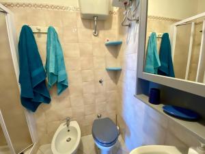 a bathroom with a toilet and a sink and a mirror at Stintino casa panoramica a 500 mt dal mare in Stintino +31 photos