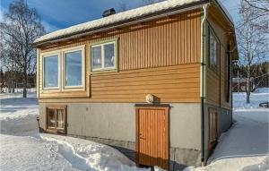drewniany dom ze śniegiem na ziemi w obiekcie Stunning Home In Rtviken With Kitchen 