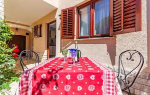 un tavolo con una tovaglia rossa e bianca di Nice Apartment In Medulin With 1 Bedrooms And Wifi a Medulin
