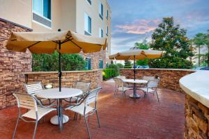 d'une terrasse avec des tables, des chaises et des parasols. dans l'établissement Fairfield Inn & Suites by Marriott Tallahassee Central, à Tallahassee