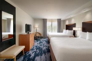 Fairfield Inn & Suites by Marriott Tallahassee Central في تالاهاسي: غرفة فندقية بسريرين وتلفزيون بشاشة مسطحة