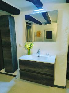 ein Bad mit einem Waschbecken und einem Spiegel in der Unterkunft Ca' Sistina Yellow in Morcote
