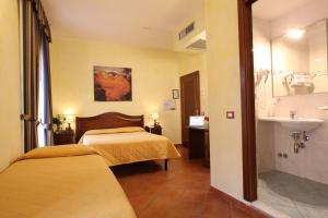 Postel nebo postele na pokoji v ubytování Hotel Bologna