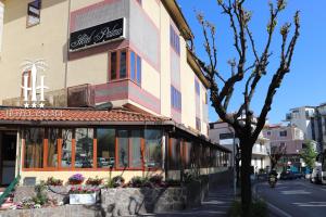 een gebouw met een bord aan de zijkant bij Hotel Palma in Castellammare di Stabia