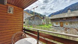 a balcony of a house with a table and chairs at Schuss 6 appartement 4 pax au pied des pistes in Saint-Jean-d'Aulps