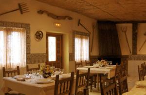 Reštaurácia alebo iné gastronomické zariadenie v ubytovaní Los Arribes