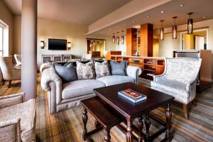 a living room with a couch and a table at Le Westin Montreal in Montréal