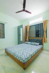 um quarto com uma cama e uma ventoinha de tecto em Awesome 2bhk flat on first floor em Bangalore