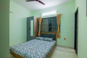 um quarto com uma cama e uma ventoinha de tecto em Awesome 2bhk flat on first floor em Bangalore